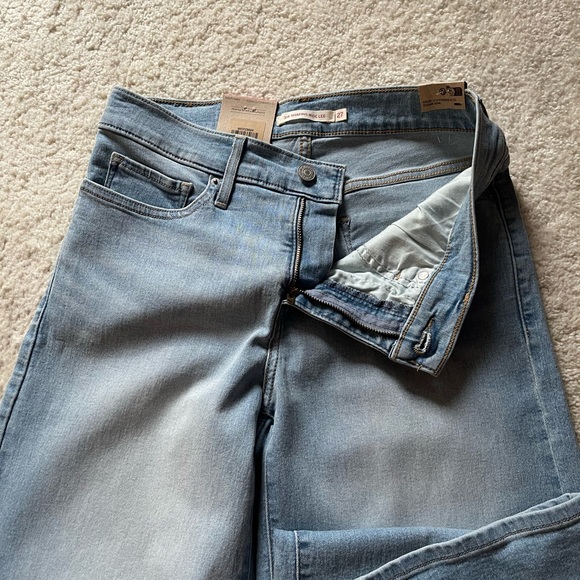 NWT Levi’s 318 Shaping Wide Leg Light Wash Size 27/32 - Picture 4 of 13
